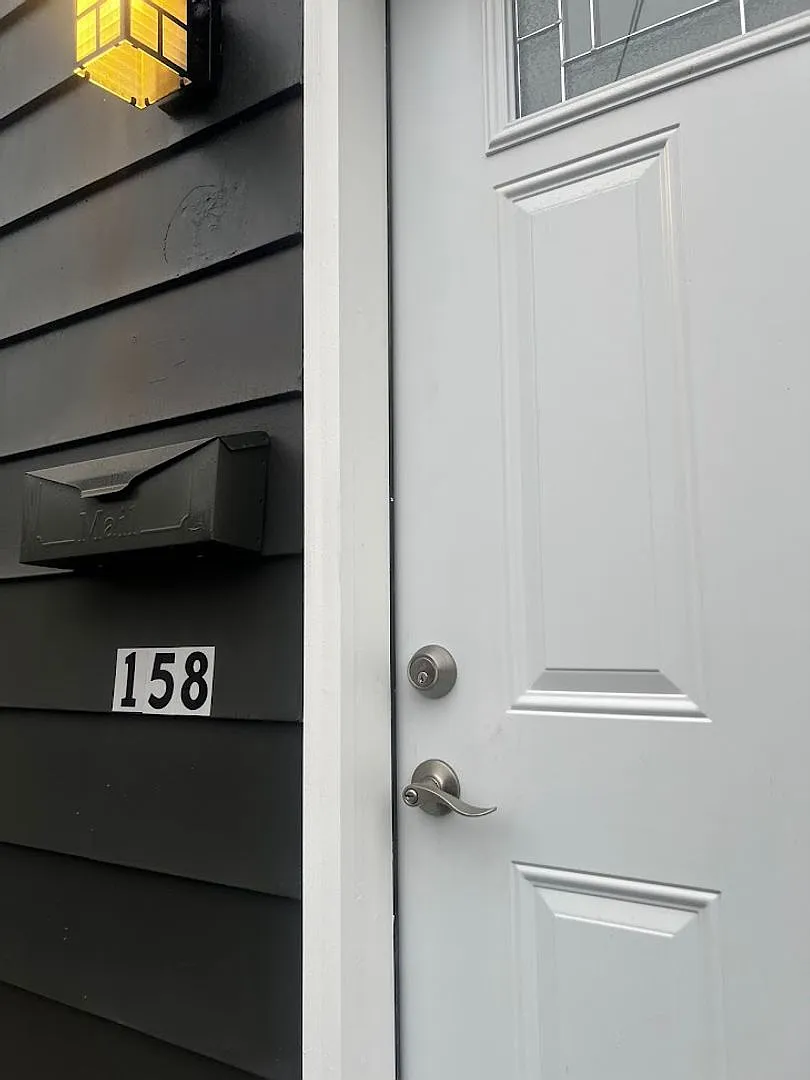 Newly Renovated 3 Bedroom Home In The Southside. Available November. — Photo 3