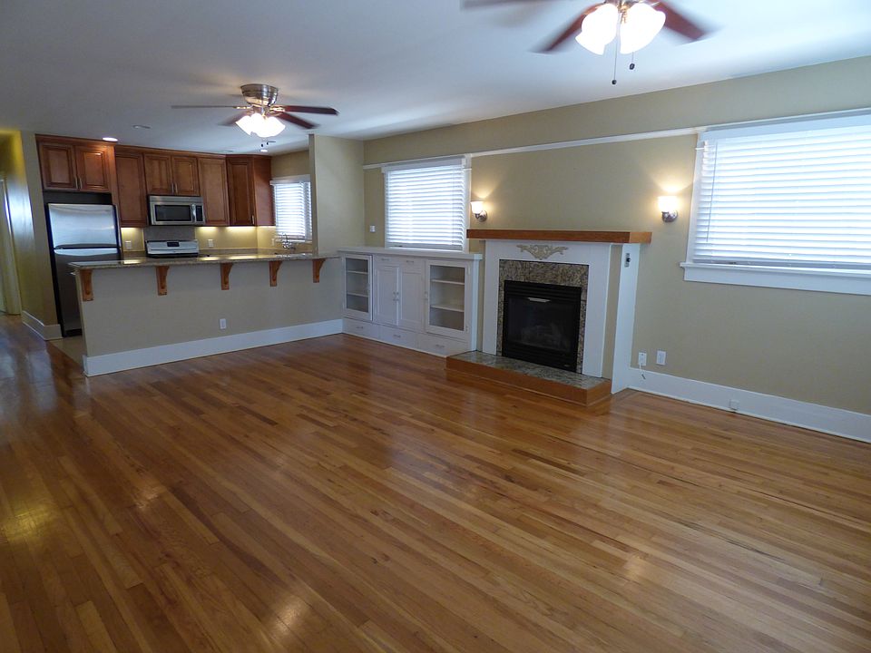 Living room / Kitchen, Gas Fireplace