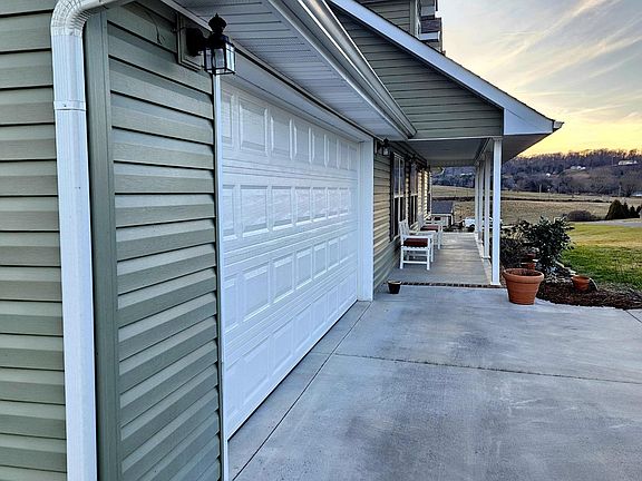3rd image of 205 Terry Ln