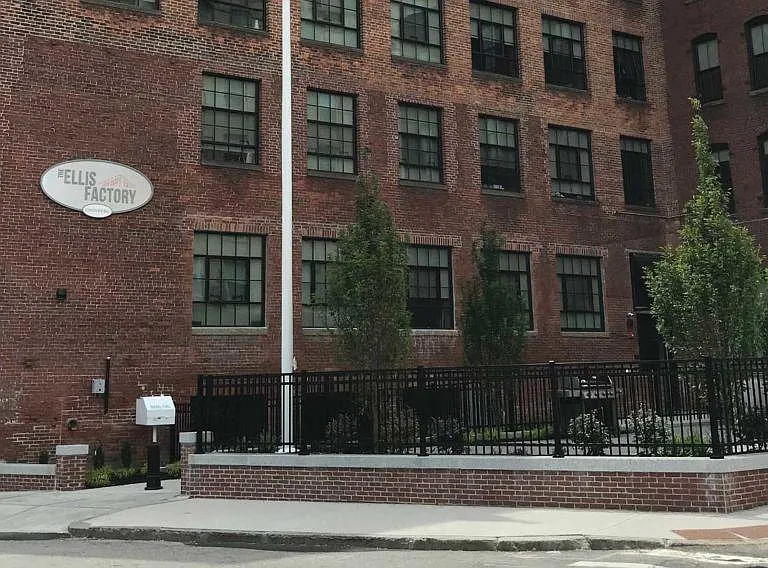 24 Essex St — Photo 13