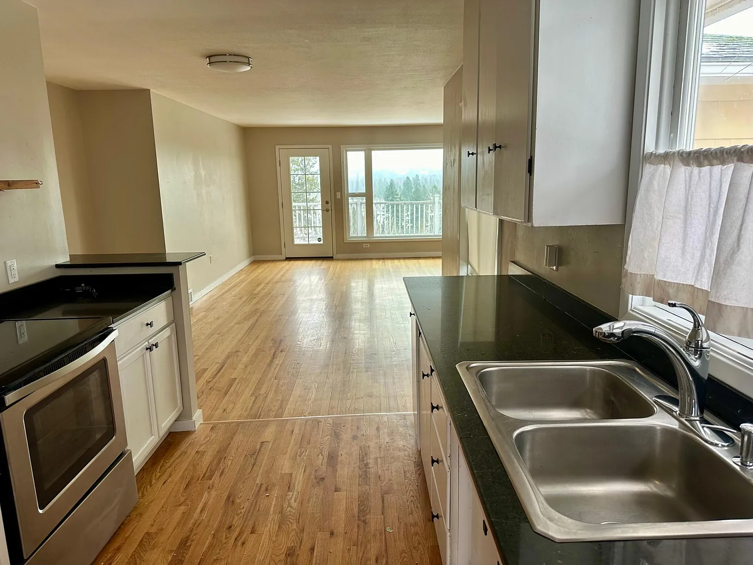 4 bed, $2,700 — Photo 2