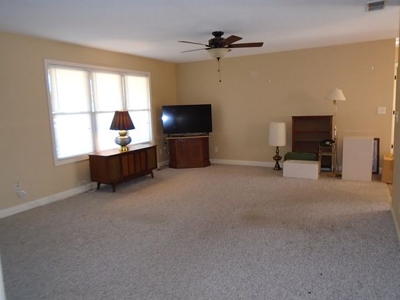 3rd image of 825 Shannon Dr