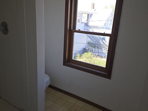 4th image of 114 1/2 3rd St SE