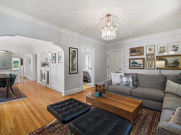 2nd image of 2033 E Marion St #2033