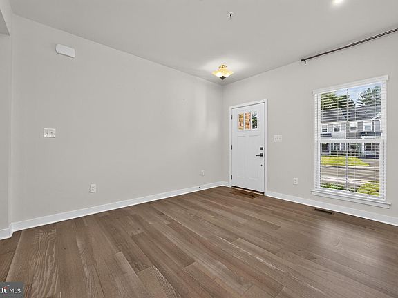 4th image of 643 Cascade Way