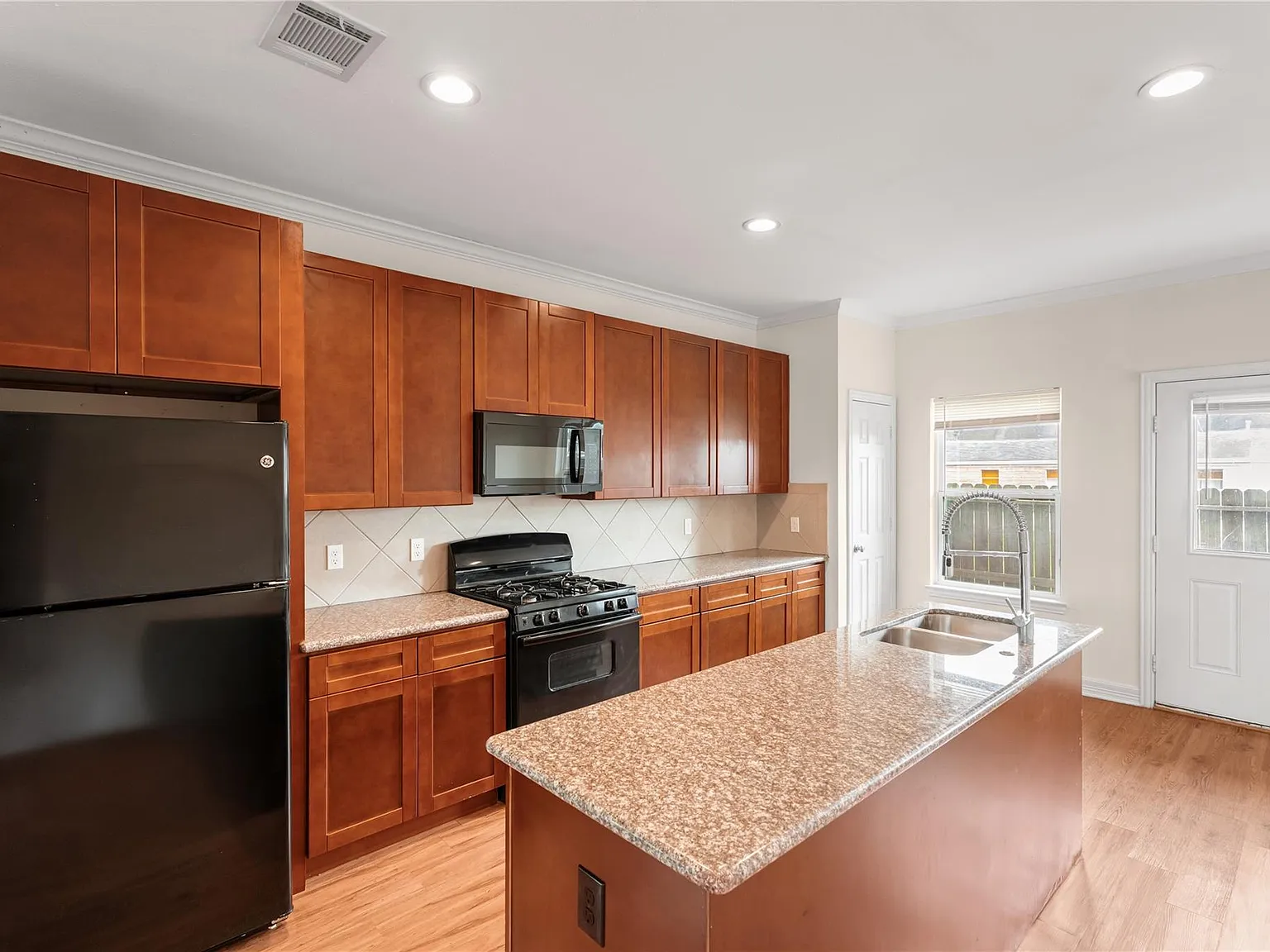 3 bed, 2.5 bath, 1195 sqft, $1,600 — Photo 2