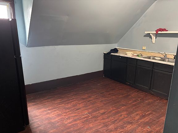 5th image of 130 Jones St