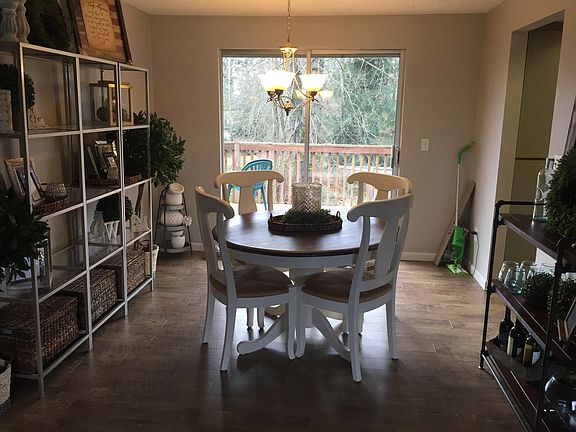 Dining area (slider to 2nd story deck)