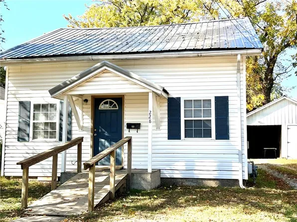 228 S Lynn St, Nevada, MO 64772