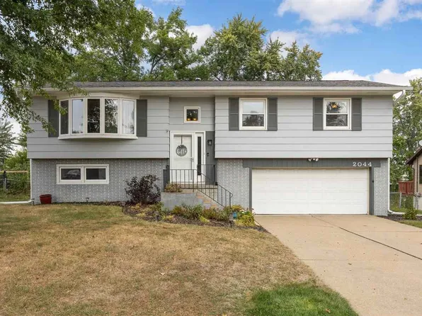 2044 Evergreen St NE, Cedar Rapids, IA 52402