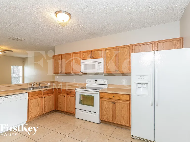 927 Cannes Dr — Photo 6