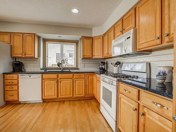 3rd image of 1013 Park Pl