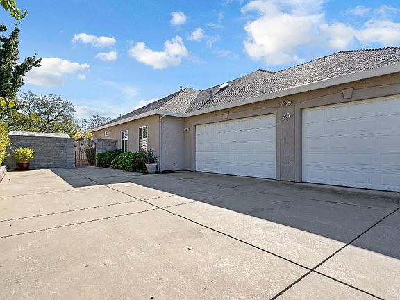 3rd image of 3685 Wimbledon Dr