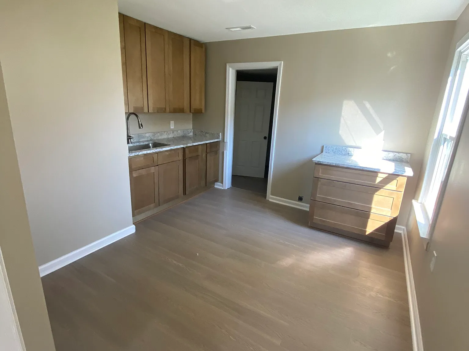 2 bed, 1000 sqft, $1,350 — Photo 3