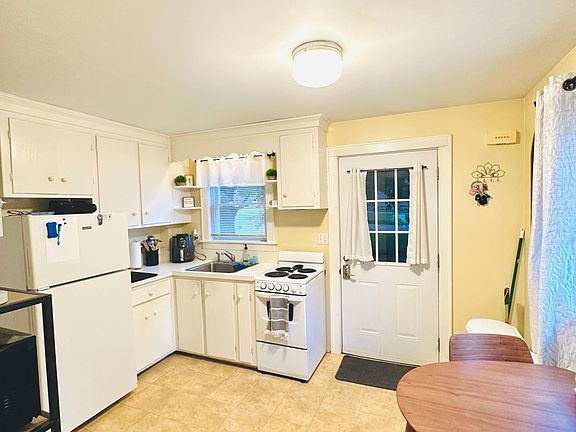 4th image of 52 Rockland Ave