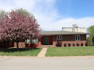 300 W Pine St, Protection, KS 67127