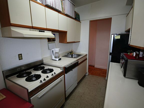 4th image of 90 Park Ter E APT 1E