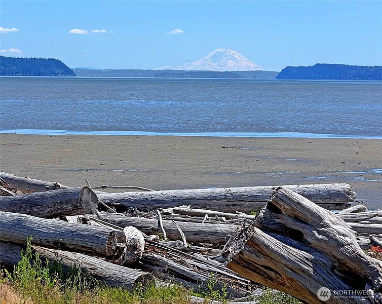 3rd image of 846 Livingston Bay Shore Drive