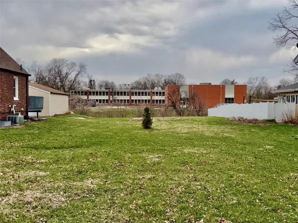 Avenue, Windsor Heights, IA 50324