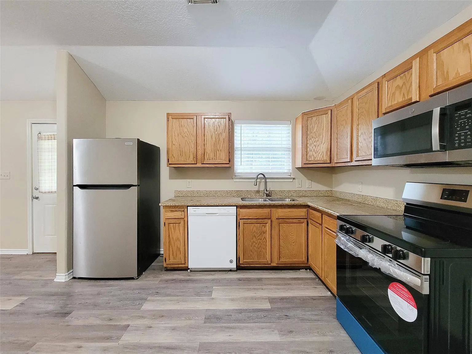 3 bed, 2.0 bath, 1066 sqft, $1,500 — Photo 2