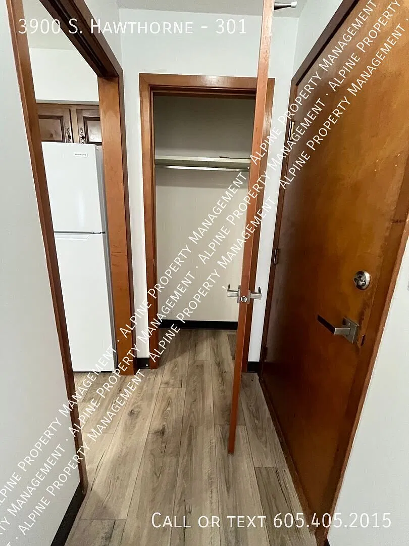 Spacious 2 Bed/1 Bath Apartment with Garage! — Photo 4