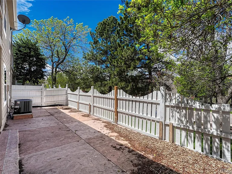 9885 Greensview Cir — Photo 43