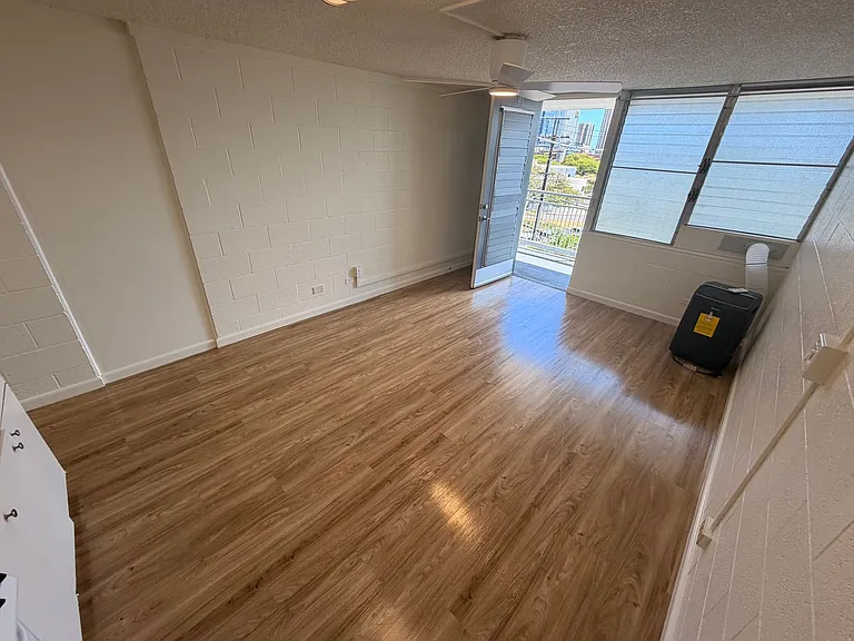 1301 Lusitana St — Photo 9
