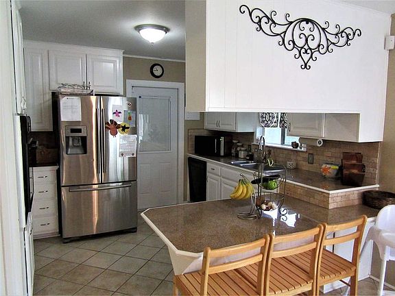 3rd image of 6320 Tulip Dr