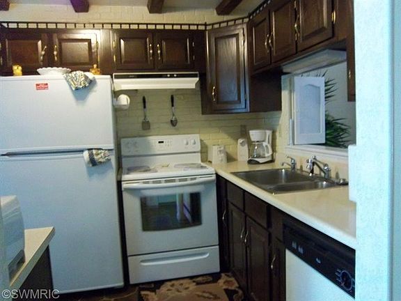 2nd image of 10187 Foxhollow Ct