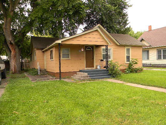 1st image of 904 W 4th St