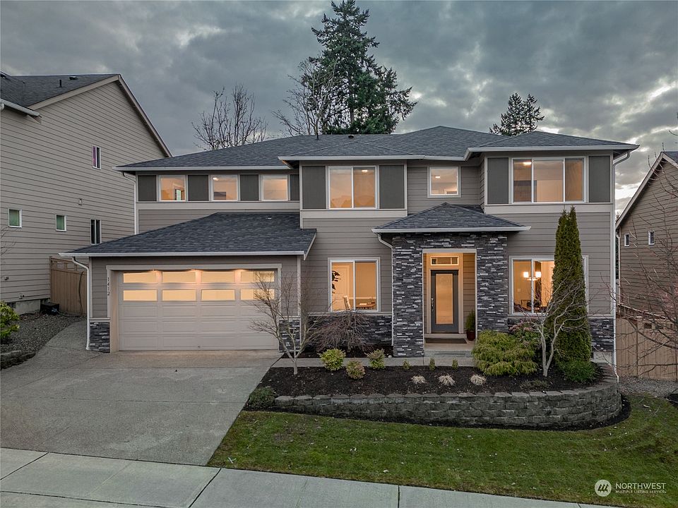 Exquisite living awaits at this impressive home in the coveted Puyallup Highlands!>