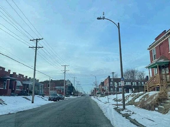 5th image of 3417 Marcus Ave