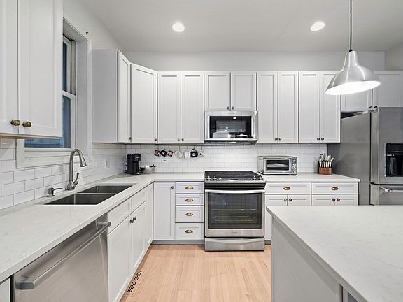 3rd image of 2329 N Leavitt St #1