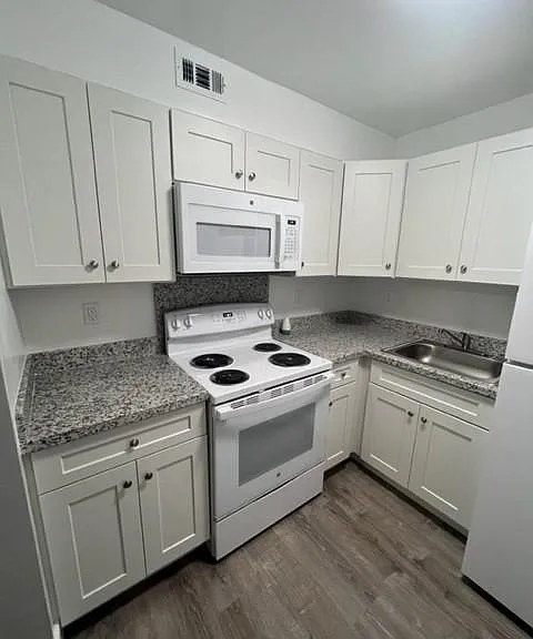 2500 Johnson St #19 — Photo 1