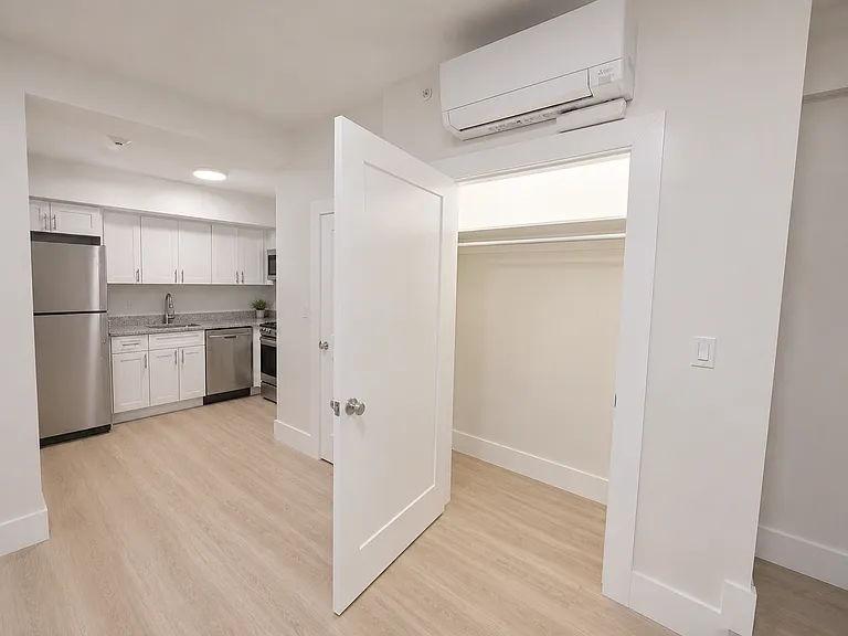 27 Queensberry St #4A — Photo 3
