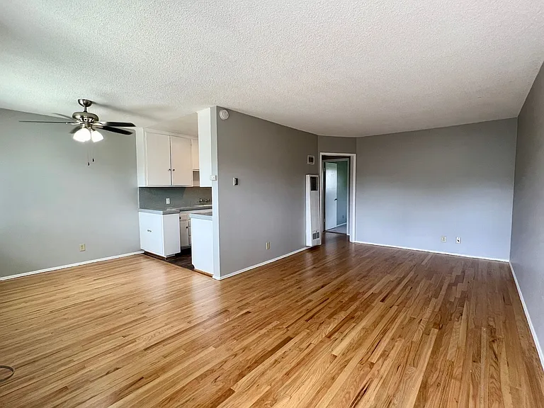 110 W. Renette Ave. — Photo 2