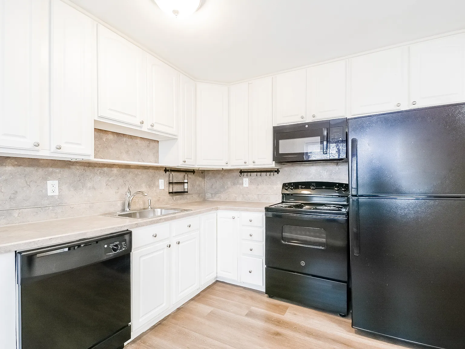 3 bed, 2.0 bath, 1288 sqft, $1,705 — Photo 4