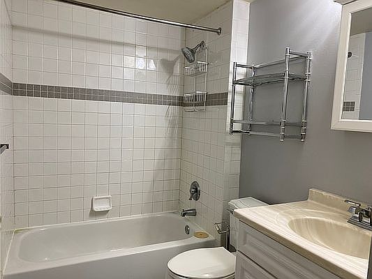 5th image of 440 Carlton Ave #3