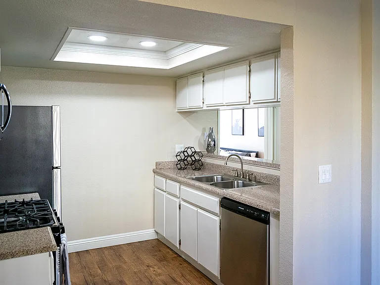 Cresthaven Apartment Homes — Photo 11