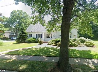 155 Beech St, Floral Park, NY 11001