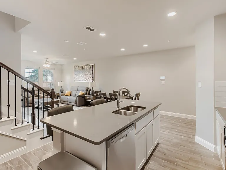 628 Sandiford Ct — Photo 3