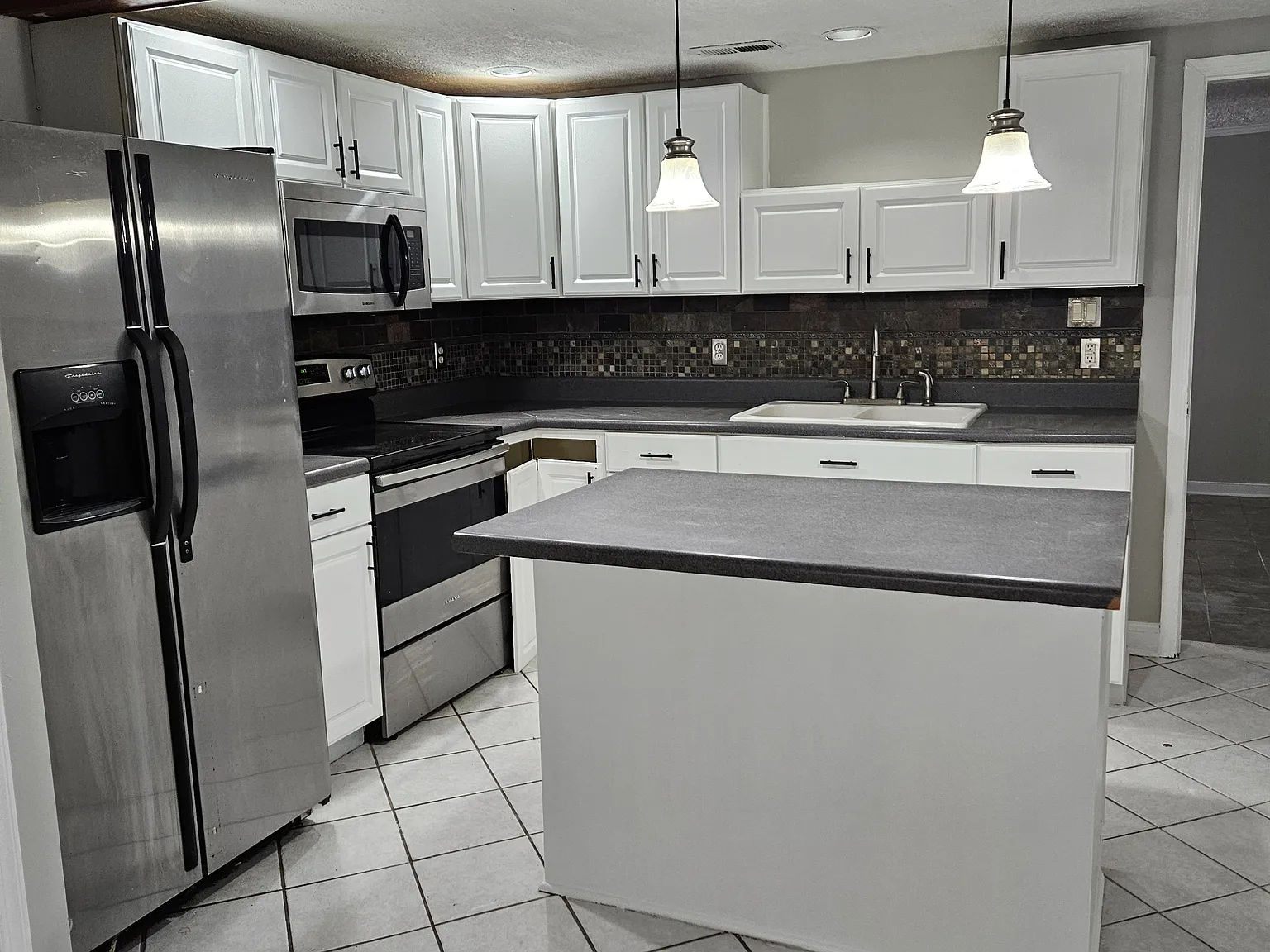3 bed, 1100 sqft, $1,950 — Photo 2