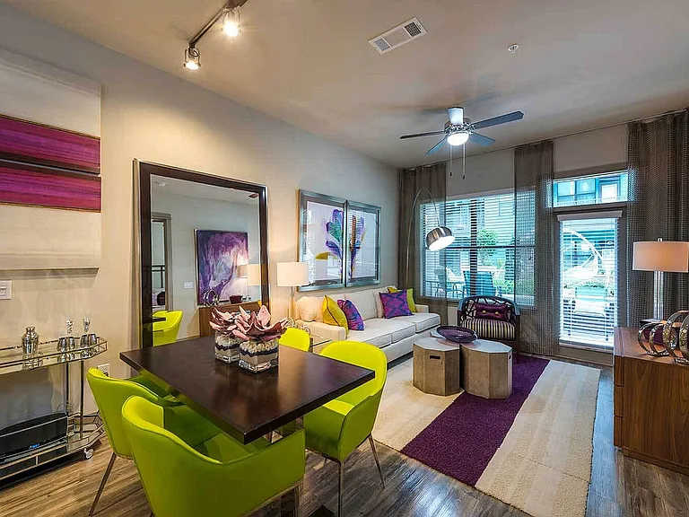 Pearl_Washington_model-a2_living-1