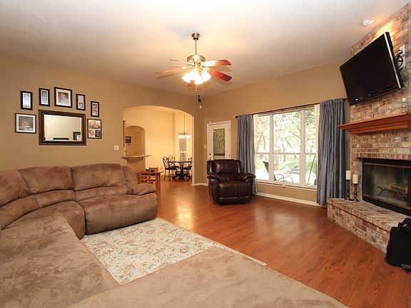 4th image of 1239 Country View Dr
