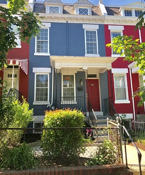 768 Hobart Pl NW — Photo 1