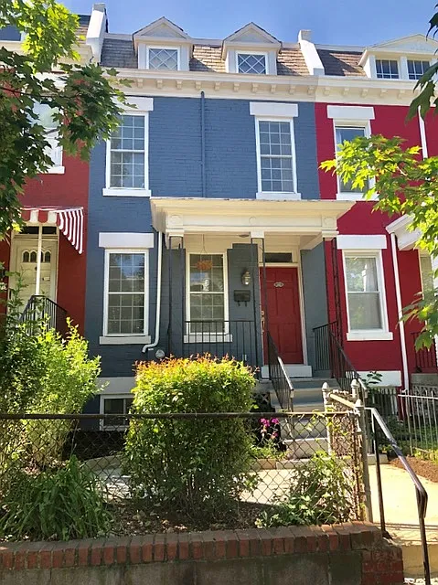 768 Hobart Pl NW photo 1