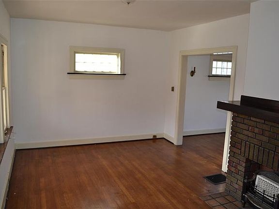 4th image of 121 Laura Ave