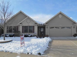 810 Hartz Ct, Le Claire, IA 52753