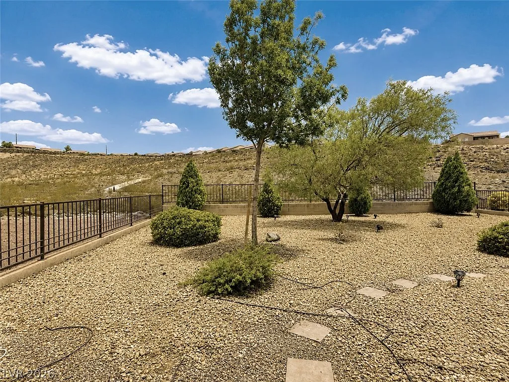 3 bed, 2.0 bath, 1610 sqft, $2,000 — Photo 3