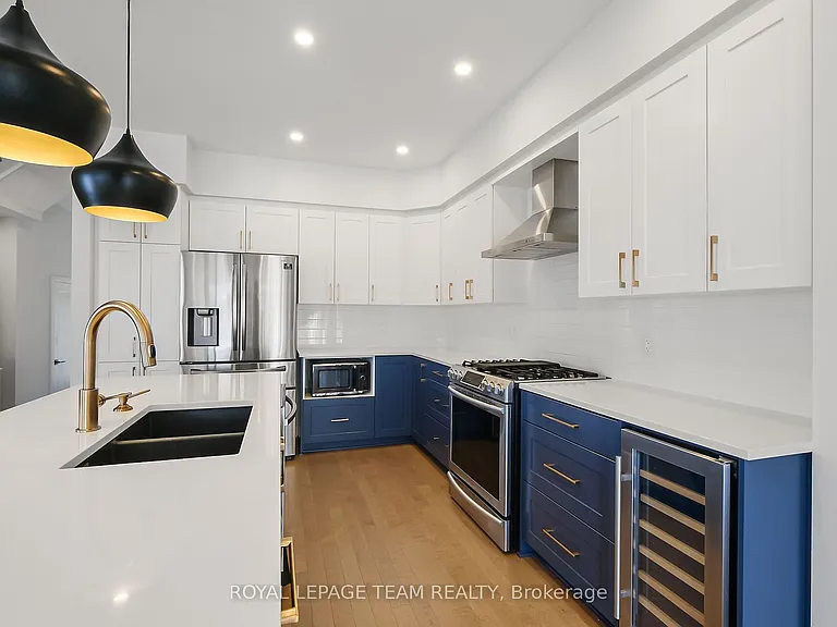 799 Cairn Cres — Photo 28